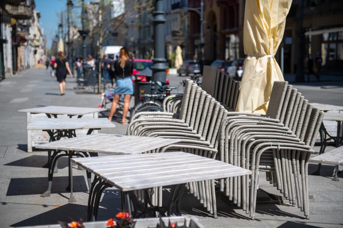 Od dziś będą mogły być otwarte na świeżym powietrzu ogródki w restauracjach. Ale to nie jest jedyna zmiana. Od dziś więcej osób będzie mogło także podróżować transportem publicznym, czyli np. pociągami, autobusami, tramwajami. Wychodząc z domu nie musimy już zakładać maseczki.