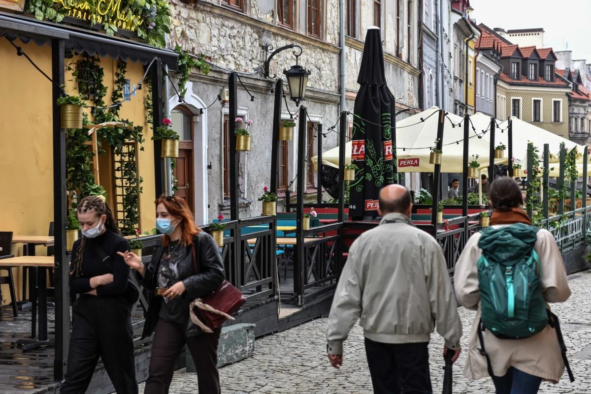 Wiele lokali gastronomicznych nie ma ogródków restauracyjnych, musi więc czekać na otwarcie branży pod koniec maja - ocenił Sławomir Grzyb z Izby Gospodarczej Gastronomii Polskiej. Dodał, że przez pandemię odeszło z branży 200 tys. pracowników.