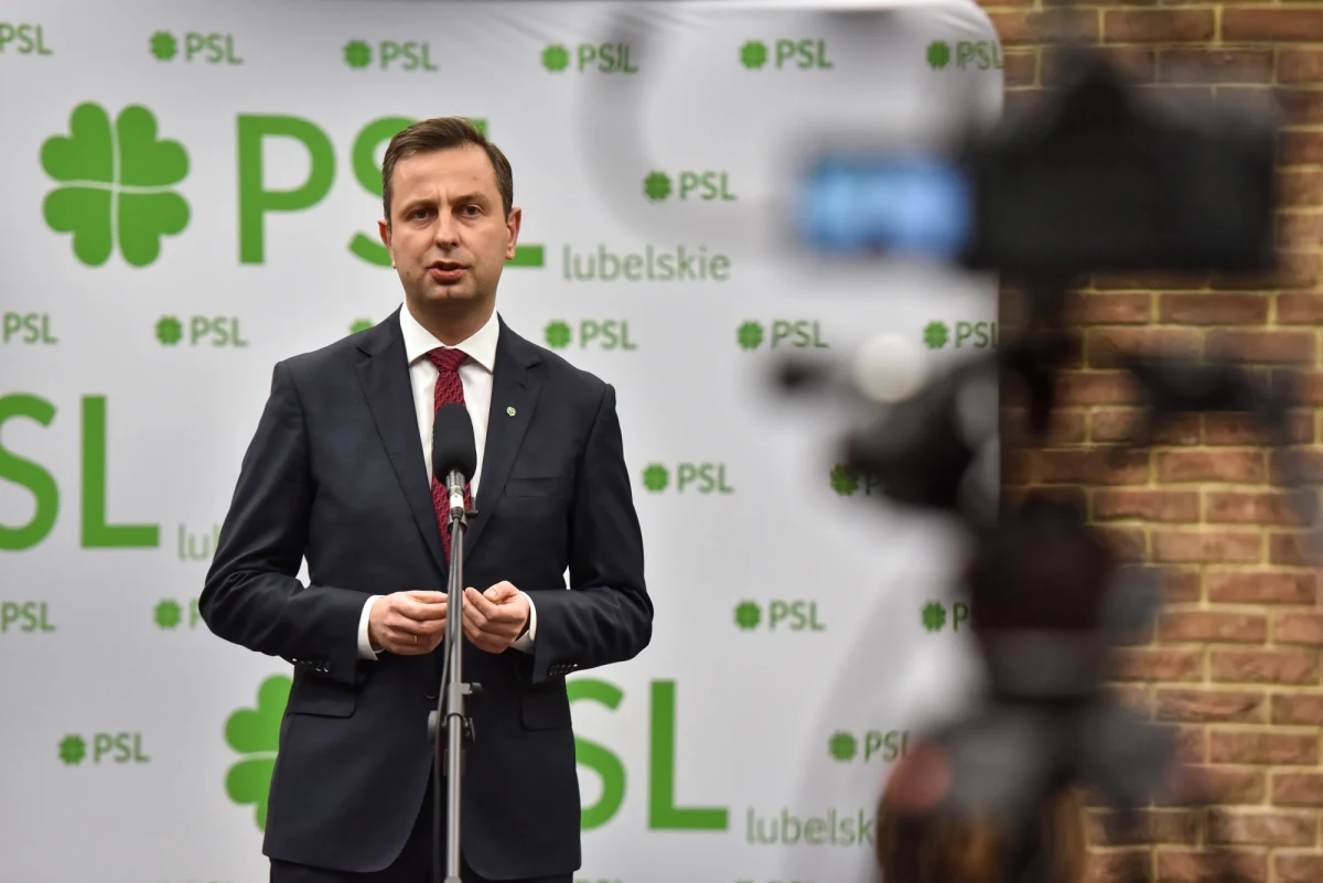 „Jesteśmy gotowi do wystawienia kandydata (na Rzecznika Praw Obywatelskich). Chcemy, żeby wreszcie zakończyło się to sukcesem” – oświadczył lider PSL Władysław Kosiniak-Kamysz po czwartej już, nieudanej próbie powołania przez parlament nowego RPO. Zaznaczył, że „nie da się tego przeprowadzić bez wspólnego frontu po stronie opozycji, więc dobrze byłoby zachować solidarność”. Dodał również, że ludowcy „nie stawiają na polityków”.