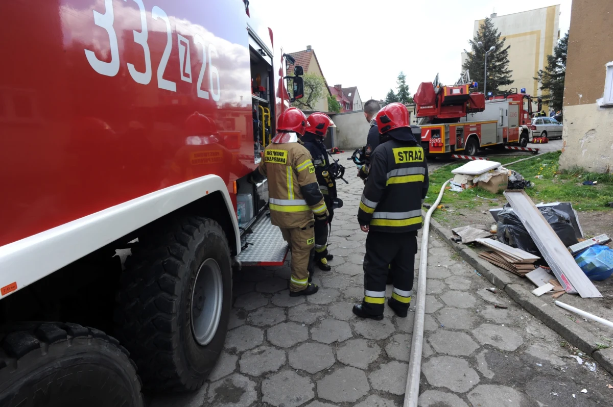Dwie osoby zginęły w pożarze w budynku socjalnym przy ul. Lechickiej w Koszalinie. Większość lokatorów może wrócić do mieszkań. 