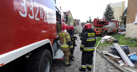 Dwie osoby zginęły w pożarze w budynku socjalnym przy ul. Lechickiej w Koszalinie. Większość lokatorów może wrócić do mieszkań. 