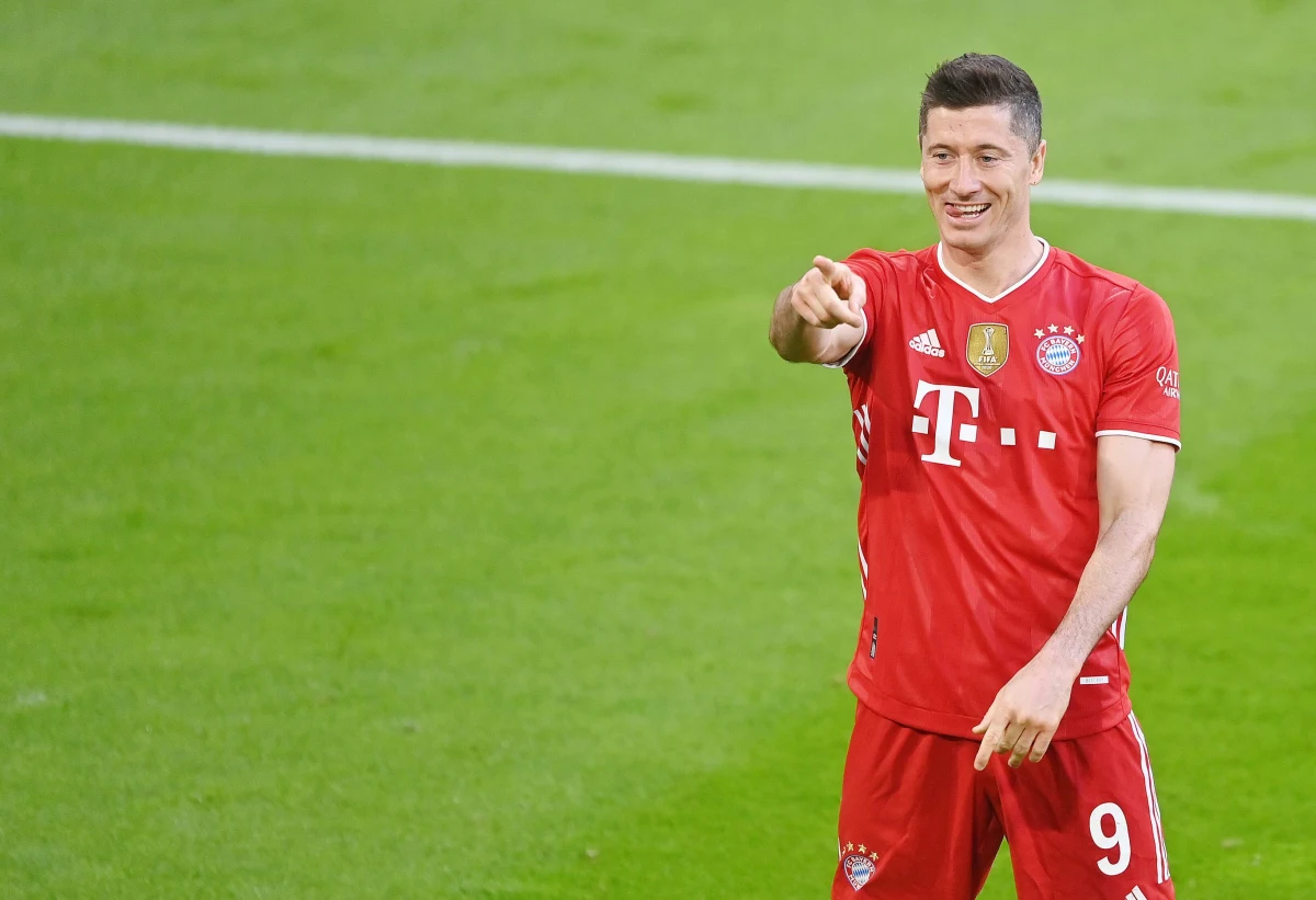 Robert Lewandowski po raz kolejny udowodnił, że jest jednym z najlepszych napastników na świecie! Polski zawodnik wyrównał rekord Gerda Müllera i zdobył 40 bramek w jednym sezonie. Spotkanie Bayernu Monachium z Freiburgiem zakończyło się wynikiem 2:2.