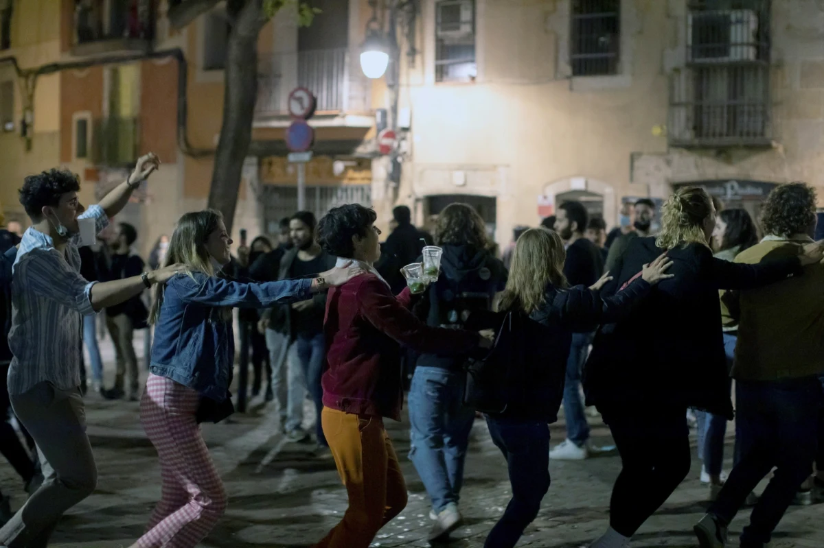 Podczas 24 godzin pierwszego weekendu od czasu zniesienia w Hiszpanii stanu zagrożenia epidemicznego funkcjonariusze służb policyjnych interweniowali tysiące razy wobec organizatorów nielegalnych imprez w plenerze. Do sobotniego popołudnia funkcjonariusze zatrzymali lub spisali kilkadziesiąt tysięcy osób, głównie młodych.