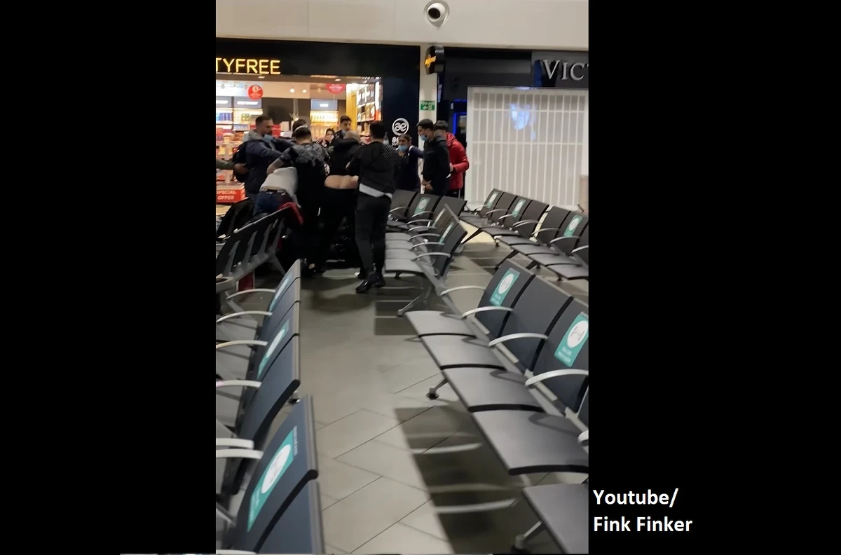 Cztery osoby zostały ranne, z czego trzy poważnie, a 17 aresztowano po potężnej bójce, jaka wybuchła w terminalu odlotów na lotnisku Luton pod Londynem - podały w sobotę brytyjskie media.