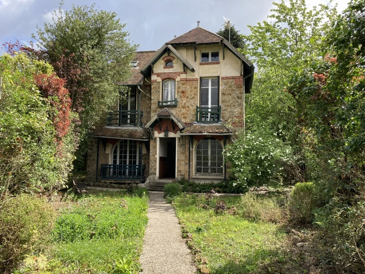 Nie tylko polski rząd chce kupić dom Marii Skłodowskiej-Curie w Saint-Remy-les-Chevreuse pod Paryżem. Francuski korespondent RMF FM Marek Gładysz dowiedział się, że ofertę kupna złożyły już wcześniej co najmniej dwie osoby prywatne. Są one gotowe zapłacić bez negocjacji sumę, której żąda właścicielka: 790 tysięcy euro. W ciągu kilkunastu dni zapadnie prawdopodobnie decyzja, komu zabytkowy dom zostanie sprzedany.