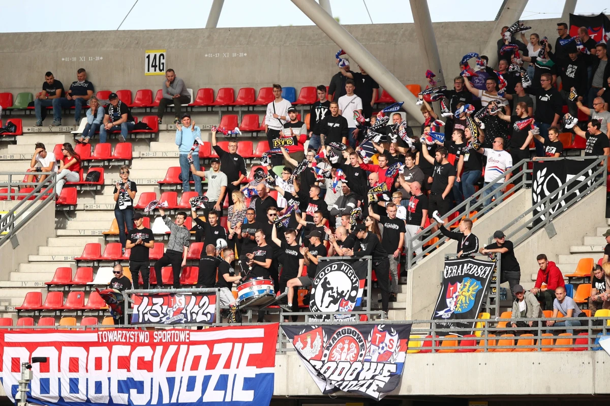 Piłkarska Ekstraklasa finiszuje: o godzinie 17:30 rozpocznie się osiem meczów ostatniej, 30. kolejki. Korespondencyjną walkę o utrzymanie stoczą Podbeskidzie Bielsko-Biała i Stal Mielec. Po raz pierwszy od połowy października na trybunach zasiądą kibice.