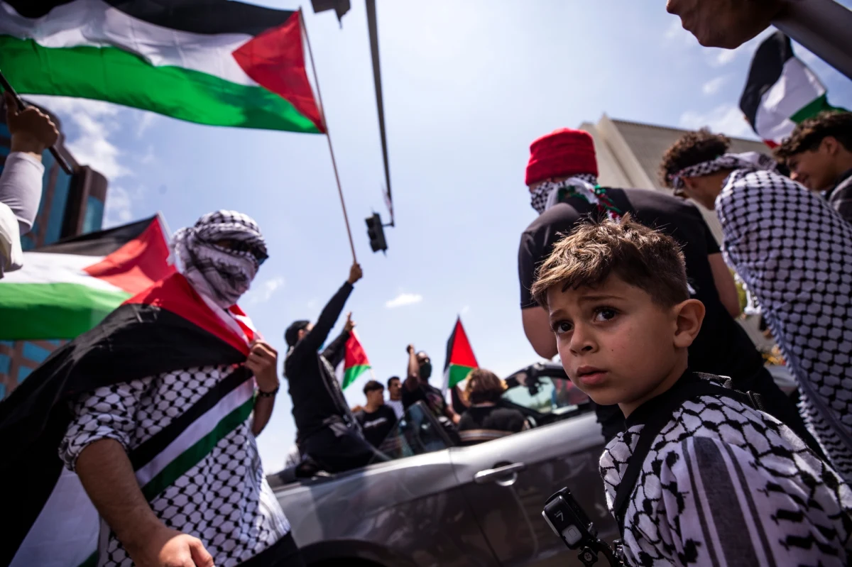 Wielotysięczne demonstracje solidarności z Palestyńczykami przeszły ulicami europejskich i amerykańskich miast w związku z poważnym zaostrzeniem konfliktu izraelsko-palestyńskiego. Kilka tysięcy propalestyńskich manifestantów pojawiło się na ulicach Berlina, w sumie ponad 20 tysięcy zebrało się w licznych miastach Francji, w Atenach protest został rozpędzony przez policję za pomocą gazu łzawiącego i armatek wodnych. Za Oceanem protestujący domagali się zakończenia izraelskich nalotów na Strefę Gazy i potępiali poparcie USA dla Izraela m.in. w Los Angeles, Nowym Jorku, Bostonie, Filadelfii i San Francisco.