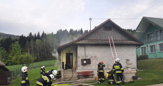 87-letnia kobieta zginęła w pożarze drewnianego domu w Ptaszkowej w Małopolsce. Na razie nie wiadomo, co było przyczyną pojawienia się ognia. 