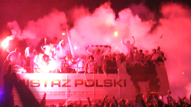 Legia Warszawa świętowała piętnaste w historii mistrzostwo Polski. Po wygranym meczu z Podbeskidziem Bielsko-Biała 1-0 feta przeniosła się na ulice stolicy. Zespół przejechał specjalnym autobusem pod Pomnik Syrenki przy Bulwarach nad Wisłą. 