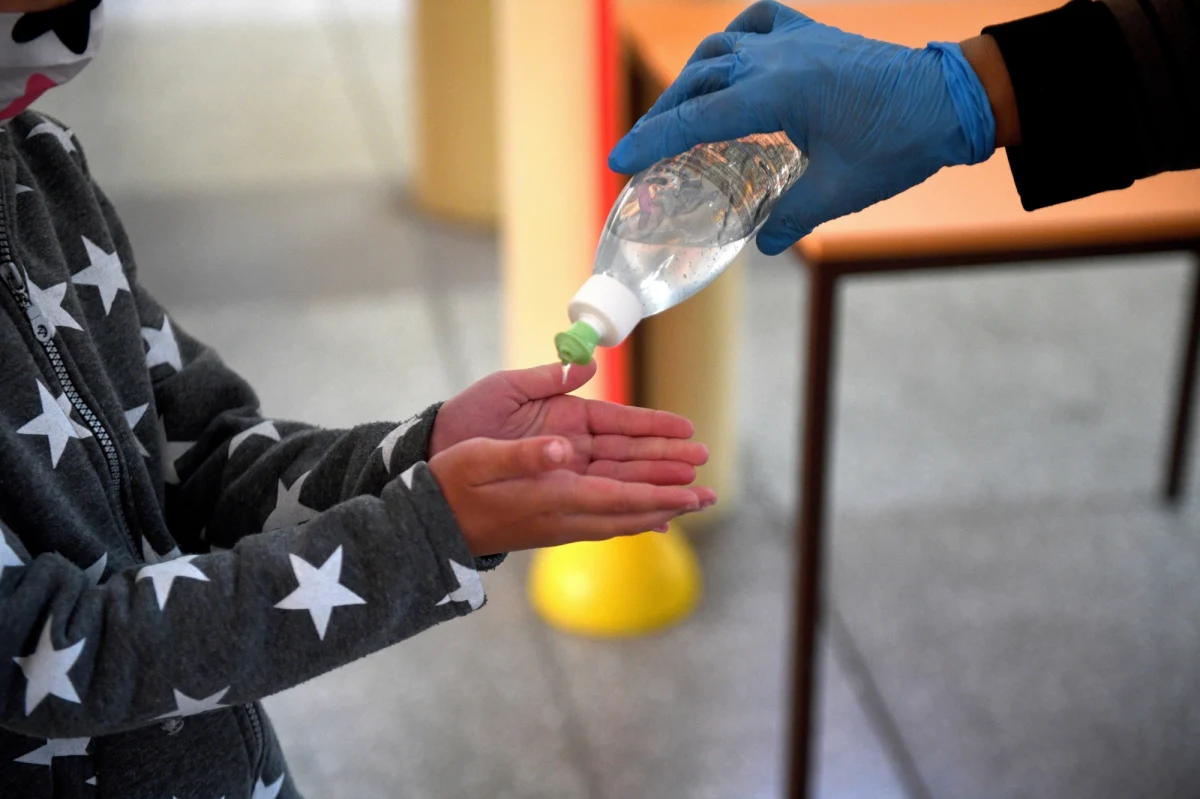 Ministerstwo Edukacji i Nauki we współpracy z Ministerstwem Zdrowia i Głównym Inspektoratem Sanitarnym przygotowało wytyczne sanitarne dla uczniów klas IV-VIII szkół podstawowych i uczniów szkół średnich, którzy wrócili do edukacji w trybie hybrydowym. 