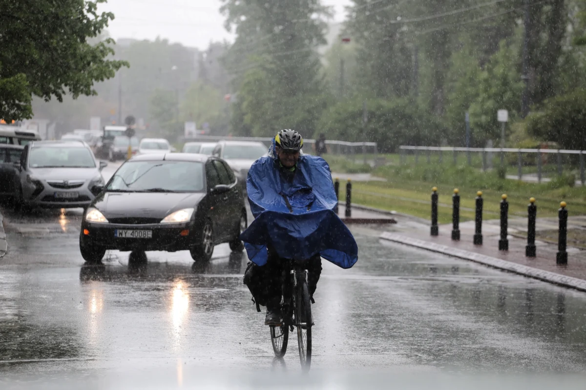 W poniedziałek rano będzie jeszcze ładnie, ale potem wzrastające zachmurzenie przyniesie kolejno przelotne opady deszczu i burze; na zachodzie kraju będzie dość chłodno - maks. 17 st. C, we wschodniej Polsce cieplej - do 22 st. C.