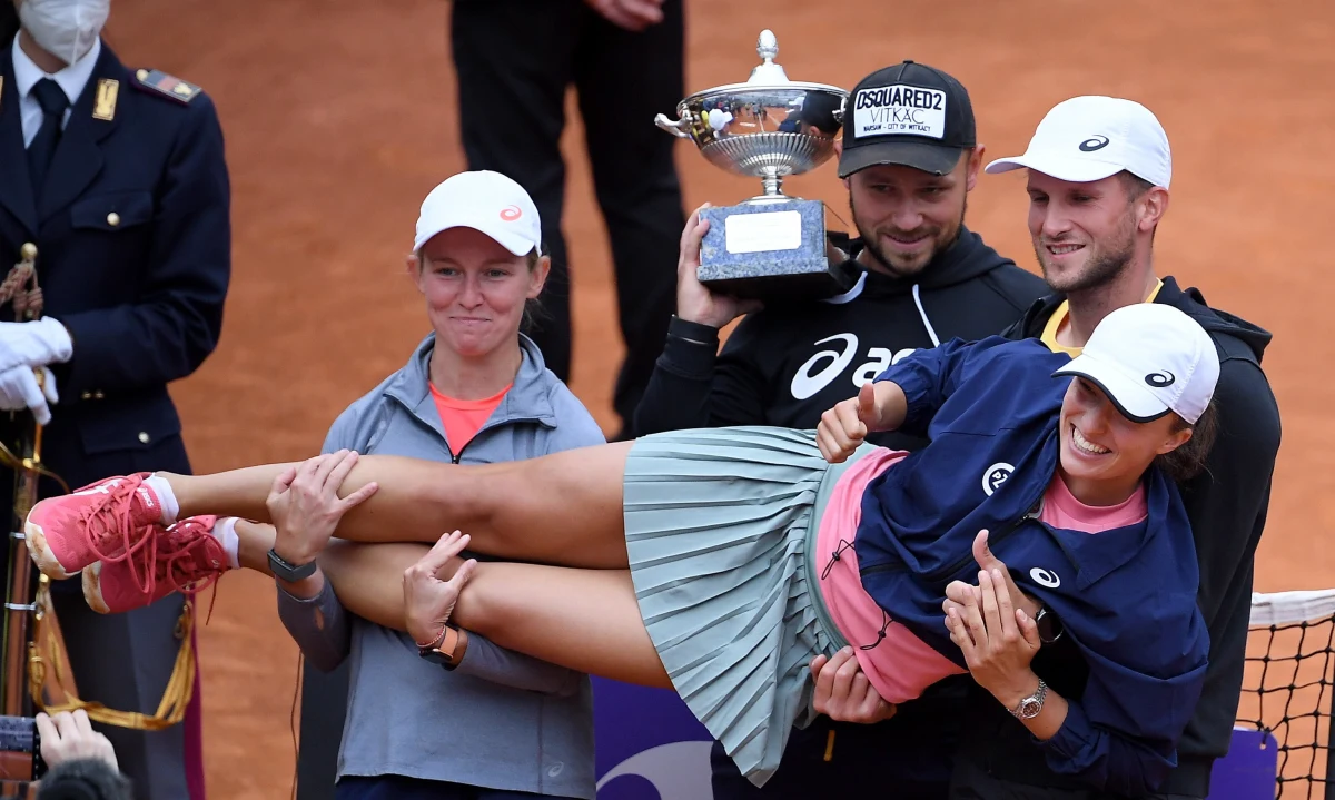 Iga Świątek po raz pierwszy w karierze znalazła się w najlepszej dziesiątce rankingu tenisistek. Po zwycięstwie w turnieju WTA 1000 w Rzymie Polka awansowała z 15. na 9. miejsce. Liderką jest Australijka Ashleigh Barty.