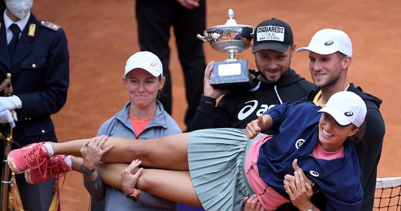 Iga Świątek po raz pierwszy w karierze znalazła się w najlepszej dziesiątce rankingu tenisistek. Po zwycięstwie w turnieju WTA 1000 w Rzymie Polka awansowała z 15. na 9. miejsce. Liderką jest Australijka Ashleigh Barty.