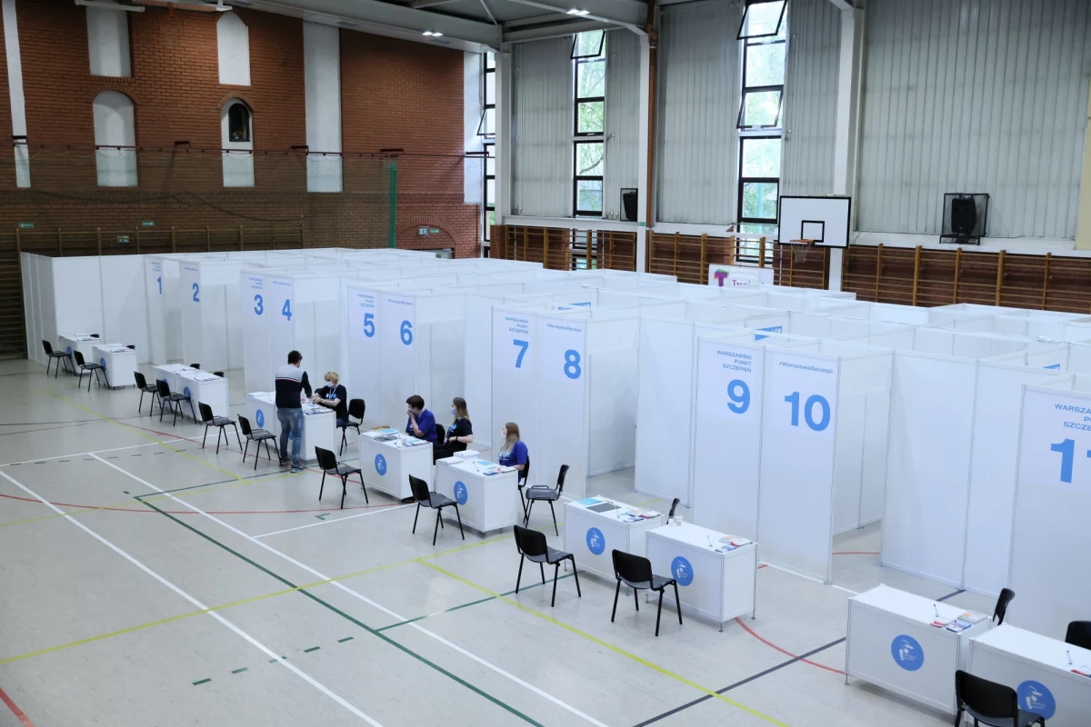 "Chiny w pełni rozumieją i popierają apele państw rozwijających się o wyłączenie szczepionek przeciwko Covid-19 z ochrony praw własności intelektualnej" – oświadczył w poniedziałek rzecznik chińskiego MSZ Zhao Lijian na rutynowym briefingu w Pekinie.