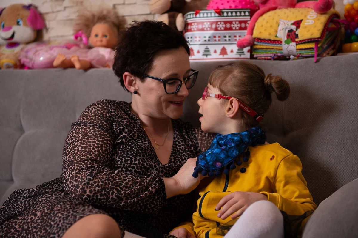 17 maja 2021 roku Fundacja Między Niebem a Ziemią kończy 10 lat. Przez ostatnią dekadę dzięki niej wiele rodzin, w których znajdują się nieuleczalnie chore dzieci, otrzymało pomoc. Każdego roku Fundacja pokrywa koszty rehabilitacji stacjonarnej oraz wysyła swoich podopiecznych na turnusy rehabilitacyjne, kupuje sprzęt rehabilitacyjny, pokrywa koszty lekarstw, operacji, zatrudnia profesjonalne opiekunki, które zajmują się ciężko chorymi dziećmi w ich domach, odciążając w ten sposób rodziców. Oprócz tego Fundacja bardzo wspiera matki nieuleczalnie chorych dzieci organizując dla nich cykliczne spotkania dające im możliwość wyjścia z domu i wzięcia udziału w warsztatach psychologicznych. Pokrywa także koszty indywidualnych terapii. 