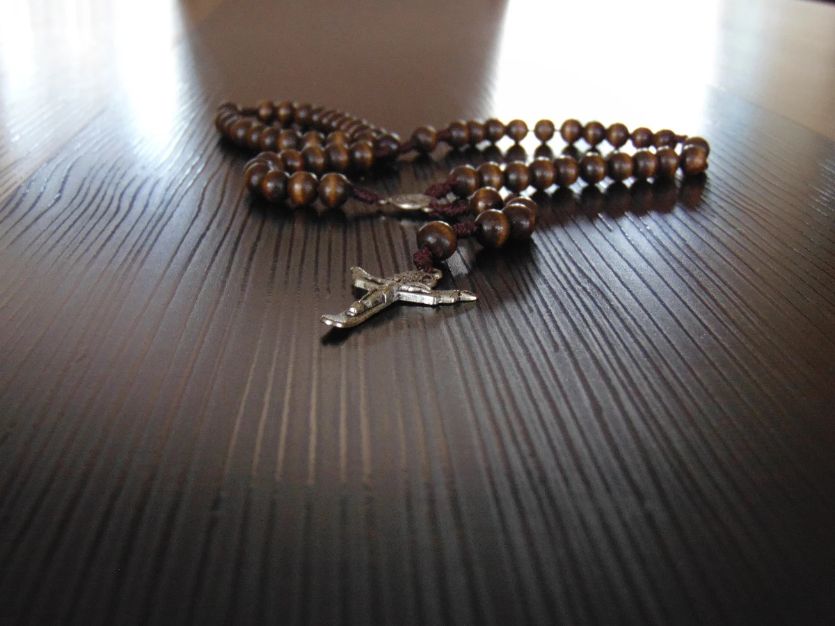 Co najmniej do piątku potrwa jeszcze izolacja zakażonych sióstr zakonnych i bezdomnych w Katowicach. Chodzi o siostry z zakonu Misjonarki Miłości Matki Teresy z Kalkuty, u których pod koniec kwietnia potwierdzono zakażenie indyjską odmianą koronawirusa. W izolacji są też bezdomni, którym siostry pomagały.