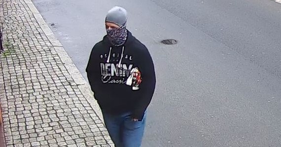 Policjanci szukają sprawcy napadu na sklep z biżuterią, do którego doszło przy ulicy Mickiewicza w Bolesławcu. Mężczyzna został uchwycony na kamerze monitoringu. 