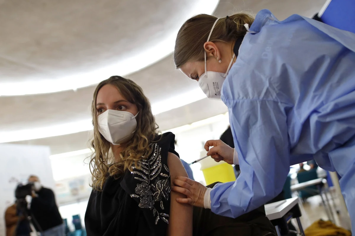 W ciągu ostatnich kilkunastu dni Janssen zmniejszył dostawy o 450 tys. sztuk szczepionek do Polski. W konsekwencji część osób będzie miała przesunięte szczepienie bądź zaproponowaną inną szczepionkę. 