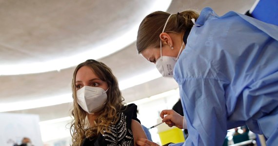 W ciągu ostatnich kilkunastu dni Janssen zmniejszył dostawy o 450 tys. sztuk szczepionek do Polski. W konsekwencji część osób będzie miała przesunięte szczepienie bądź zaproponowaną inną szczepionkę. 