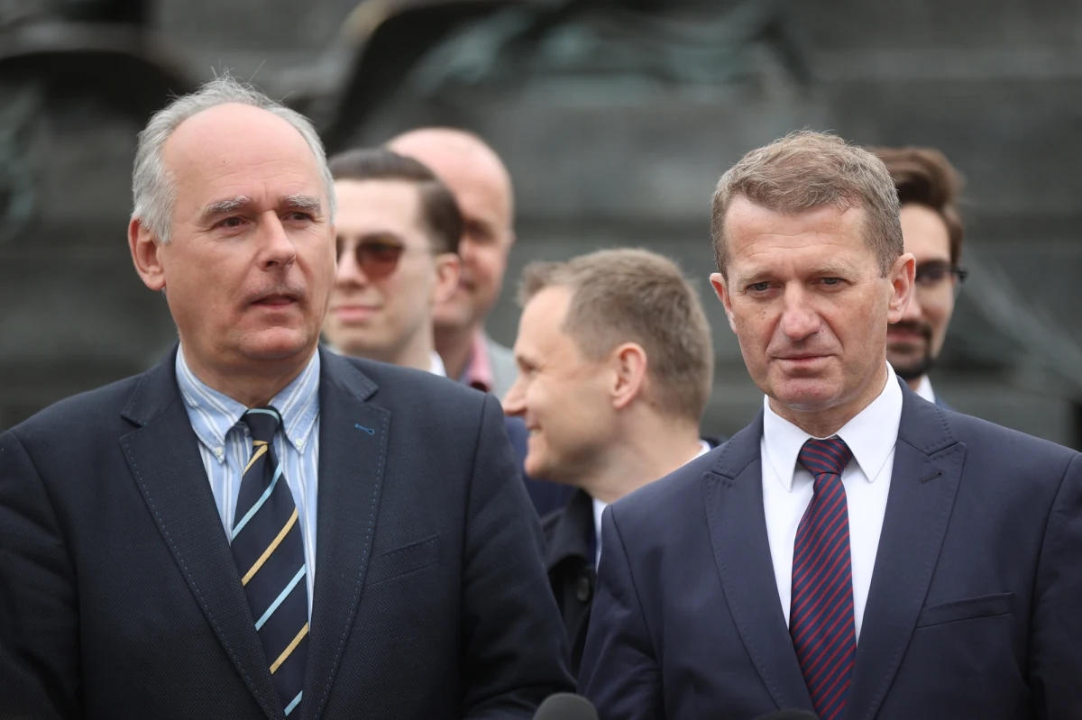 Będziemy się odwoływać do sądu koleżeńskiego od decyzji zarządu PO o wykluczeniu z partii - oświadczyli na konferencji prasowej w Krakowie posłowie Ireneusz Raś i Paweł Zalewski. Obaj zostali w piątek wykluczeni z PO. Zarząd partii uzasadniał to "działaniem na szkodę Platformy". Raś i Zalewski podpisali niedawno list ponad 50 parlamentarzystów PO i KO, w którym znalazł się m.in. apel o zmiany w partii.