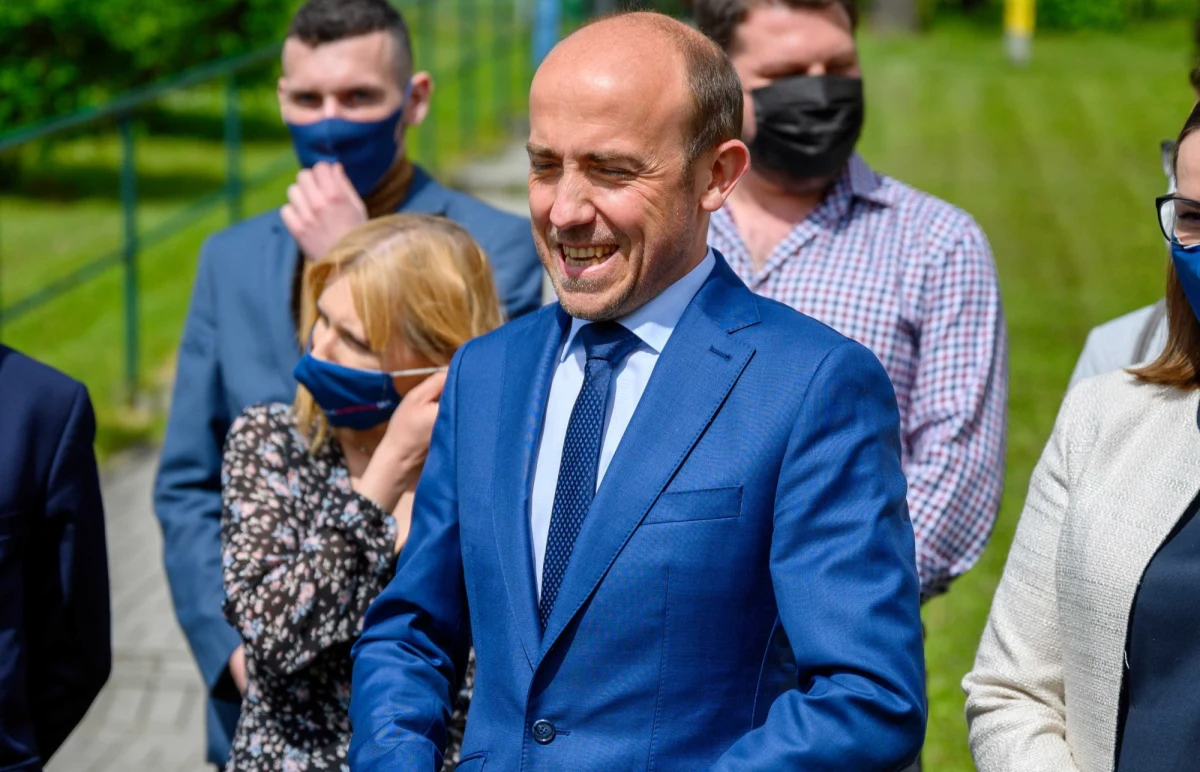 Każdy ma prawo się odwołać do sądu koleżeńskiego, ale nie powinien robić z tego spektaklu - mówił lider PO Borys Budka, komentując zapowiedź wykluczonych z partii posłów Ireneusza Rasia i Pawła Zalewskiego. Budka jednocześnie wyraził żal, że szeregi Platformy opuściła europosłanka Róża Thun.