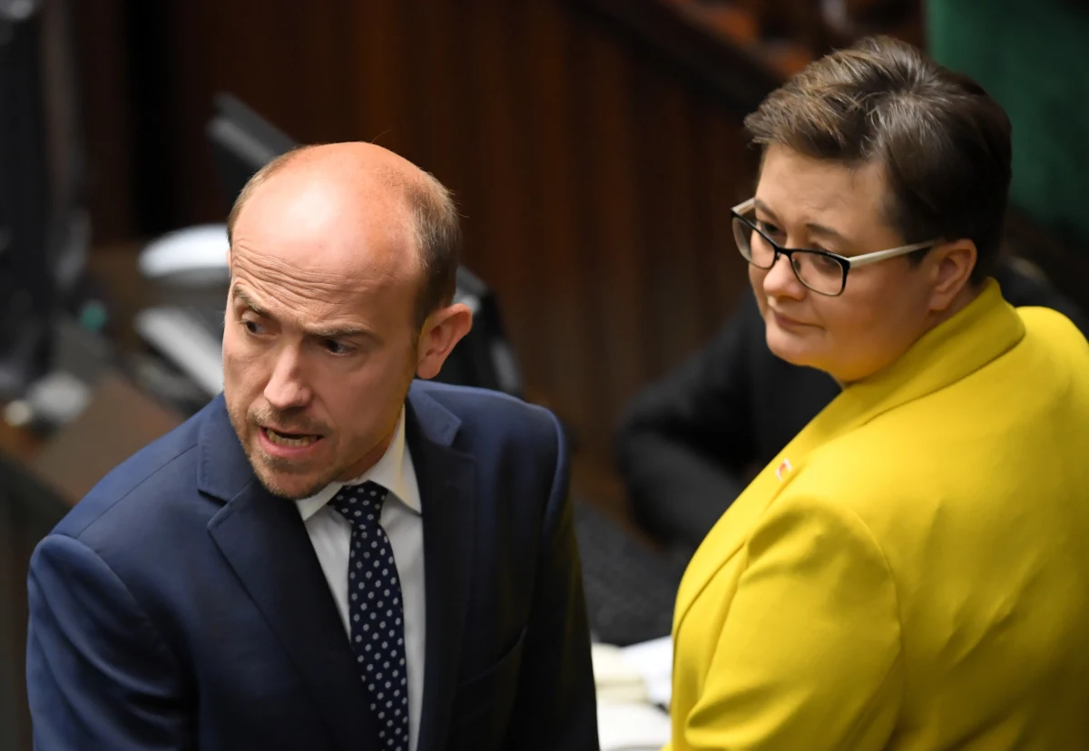 Gdyby wybory odbywały się w maju, PiS uzyskałoby 33 proc. poparcia wśród osób deklarujących udział w głosowaniu; Polska 2050 Szymona Hołowni - 17 proc, a KO - 11 proc. - wynika z sondażu CBOS. Do Sejmu weszłyby też Lewica i Konfederacja - po 6 proc. poparcia. Poza Sejmem znalazłoby się PSL oraz Kukiz'15.