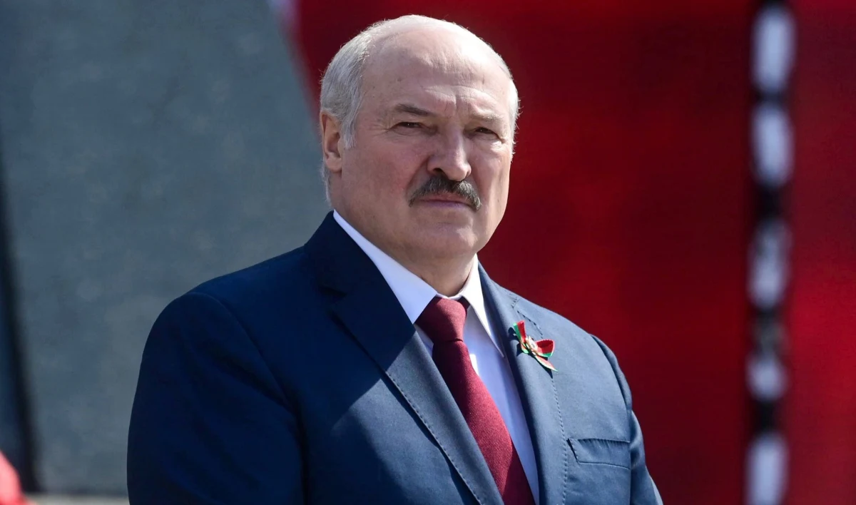 ​Prezydent Białorusi Alaksandr Łukaszenka podpisał ustawy rozszerzające uprawnienia funkcjonariuszy służb i innych organów państwowych krajów, a także przewiduje nowe środki ochrony dla nich i dla ich bliskich - informuje białoruska agencja BiełTA. Oznacza to, że policjanci będą zwolnieni z odpowiedzialności za szkody wyrządzone np. w trakcie tłumienia protestów.