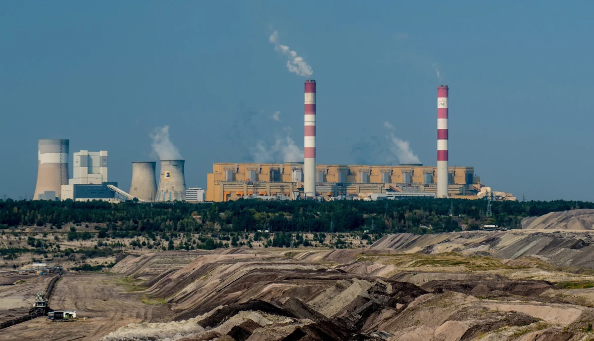 Doszło do dużej awarii w elektrowni Elektrowni Bełchatów. Jak informuje PGE Górnictwo i Energetyka Konwencjonalna, nie działa 10 z 11 bloków energetycznych. Usterka została usunięta, a zespół specjalistów pracuje nad ponownym włączeniem bloków.