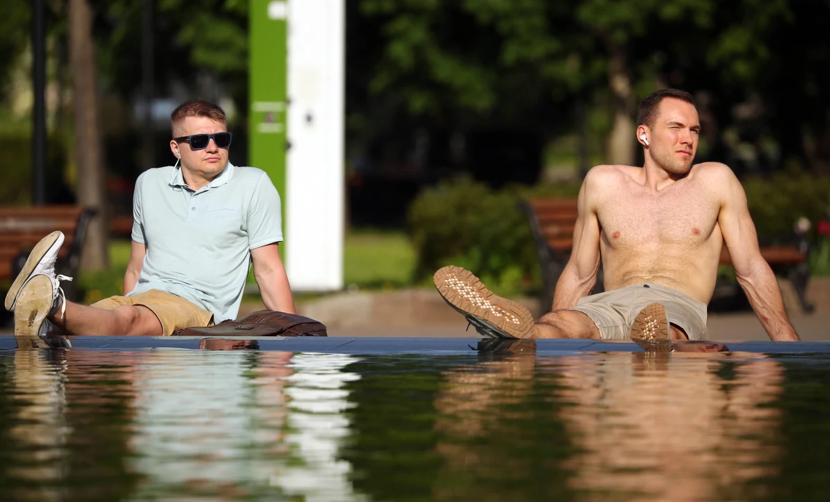 ​W Moskwie padają rekordy ciepła: temperatura sięgnęła w poniedziałek 29,5 stopnia Celsjusza, co znaczy, że 17 maja okazał się najcieplejszy od 1958 roku. Kolejny rekord, tym razem sprzed 124 lat, może zostać pobity we wtorek, gdy temperatura sięgnie 31 stopni.