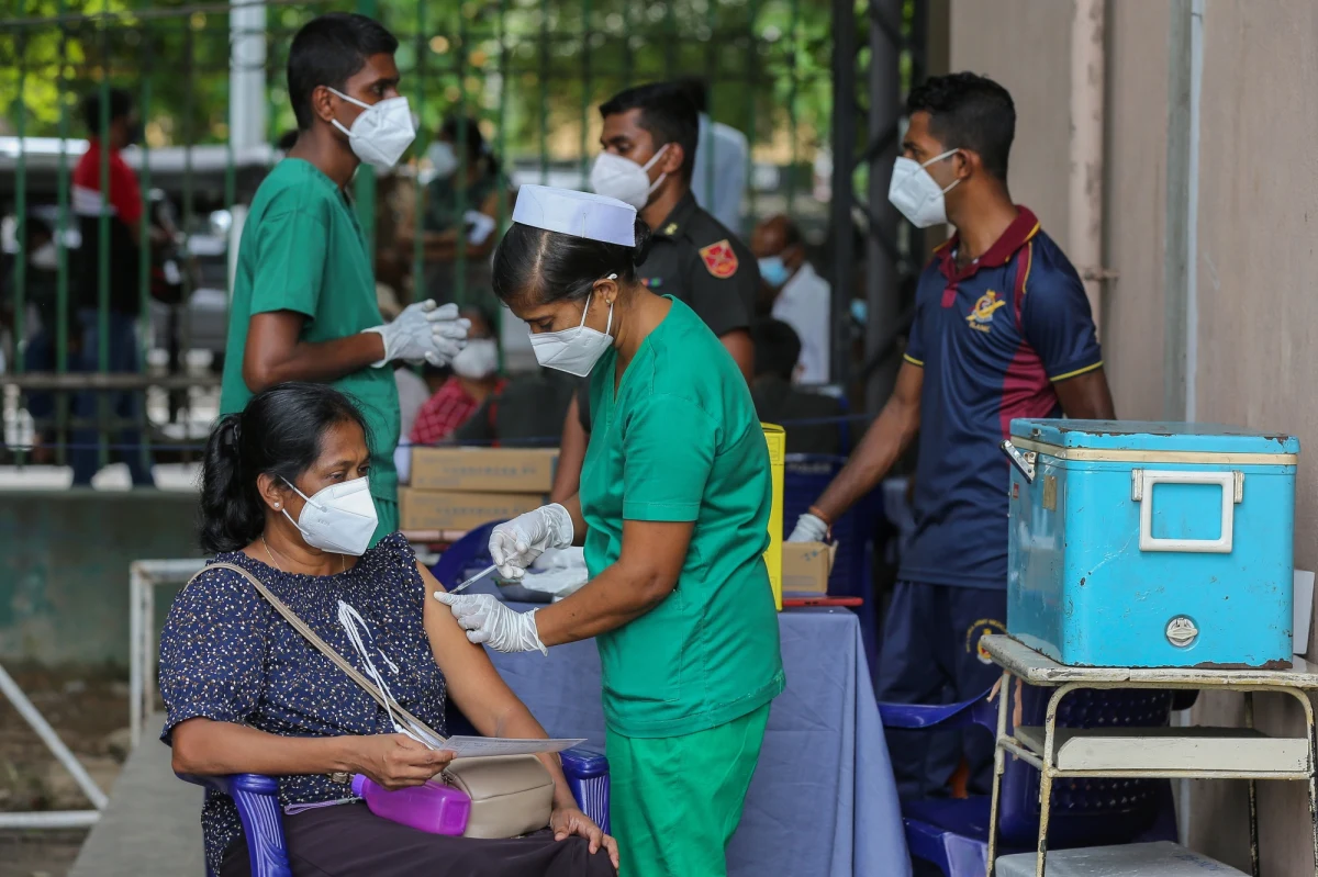 Szczepionki przeciwko Covid-19 koncernów Moderna i Pfizer/BioNTech są skuteczne przeciwko indyjskim wariantom koronawirusa - wynika ze wstępnych laboratoryjnych prac amerykańskich naukowców, których wyniki zostały w poniedziałek upublicznione.
