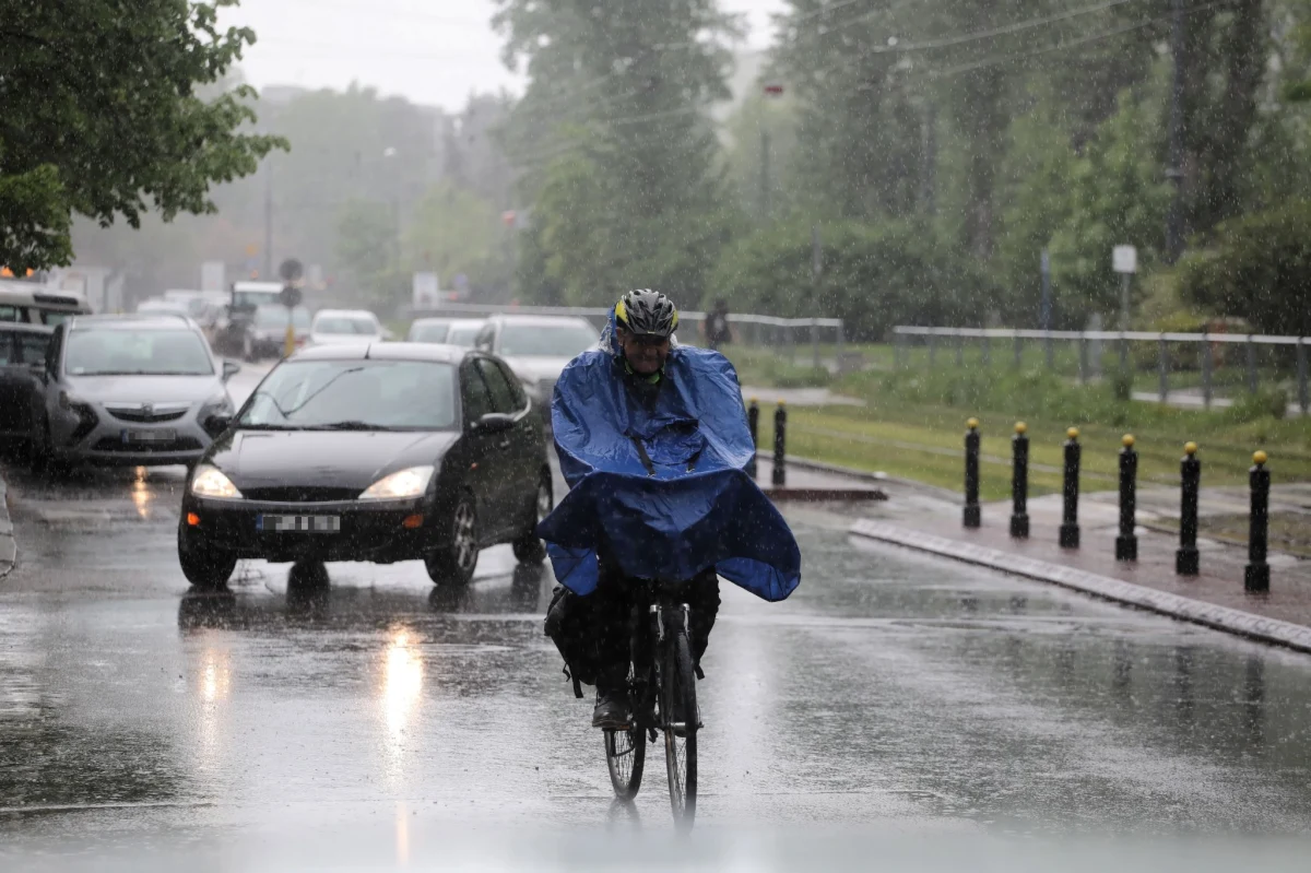 W województwie śląskim już w kilkunastu miejscach przekroczone zostały stany ostrzegawcze na rzekach. W jednym miejscu przekroczony został stan alarmowy. Szybko wzrasta też poziom rzek w Małopolsce. Powodem są utrzymujące się, intensywne opady deszczu.
