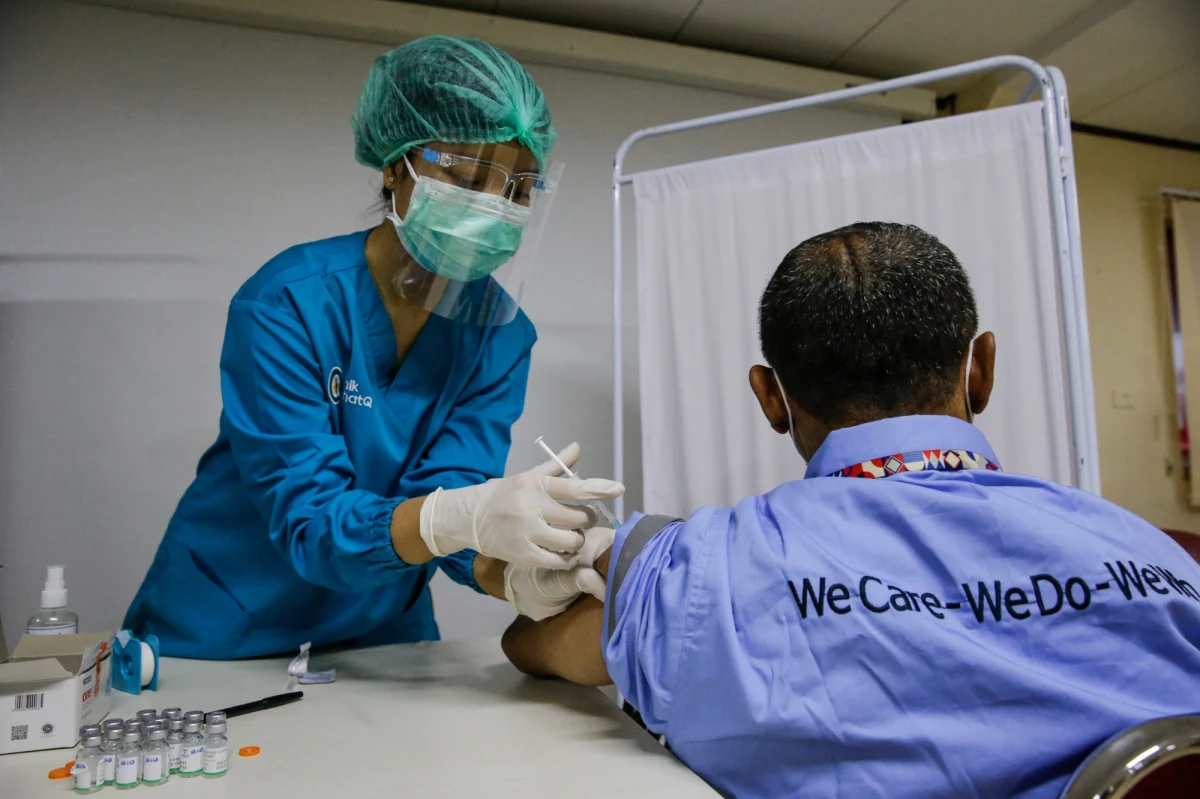 Jednodawkowa szczepionka Johnson & Johnson jest skuteczna przeciwko nowym wariantom koronawirusa SARS-CoV-2 z RPA i Brazylii - wskazuje badanie, którego wyniki opublikowano w „New England Journal of Medicine”.