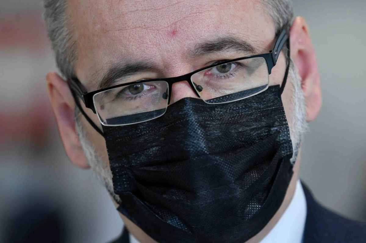 "Patrząc na dynamikę spadków zakażeń koronawirusem i na sytuację dynamicznego rozwoju Narodowego Programu Szczepień, wydaje się, że wracamy na tory normalności, ale musimy być ostrożni" - powiedział minister zdrowia Adam Niedzielski. W ciągu ostatniej doby odnotowano w Polsce 1734 nowych przypadków zakażeń koronawirusem. Zmarło 245 osób chorych na Covid-19. 