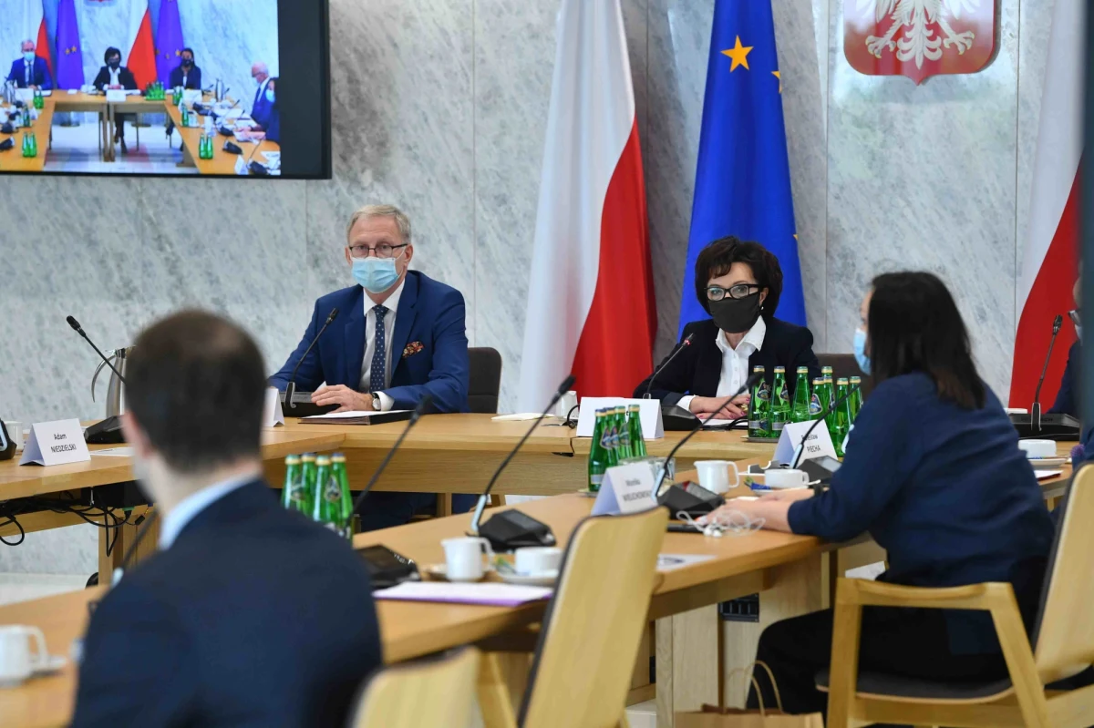 "Beczkę soli zje się z człowiekiem i nie wie się, kim on jest" - powiedziała dziennikarzom marszałek Sejmu Elżbieta Witek, pytana o prezesa NIK Mariana Banasia. Przyznała, że Sejm, choć powołuje prezesa Izby, nie ma żadnych instrumentów kontroli i wpływania na to, co się dzieje w NIK.