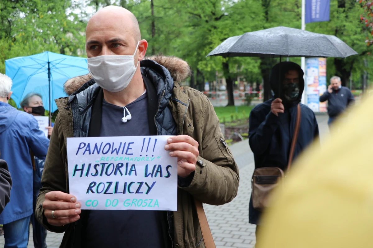 "Zmiany są konieczne z powodu złego zarządzania uczelnią w poprzednich latach". "To czystki polityczne". Chodzi o Uniwersytet Pedagogiczny w Krakowie. Dziś odbyła się tam manifestacja studentów i pracowników uczelni przeciwko restrukturyzacji dokonywanej przez nowe władze uczelni. 