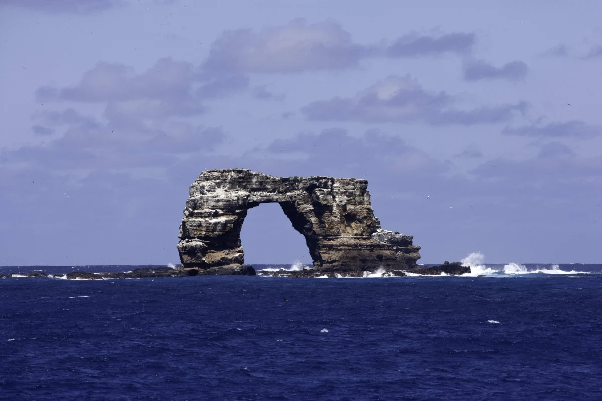 Zawalił się Łuk Darwina - znajdująca się w pobliżu wyspy Darwin w archipelagu Galapagos wyerodowana w kształcie łuku skała. Informację o zawaleniu się skały podało ministerstwo środowiska Ekwadoru.