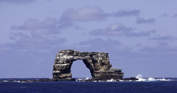 Zawalił się Łuk Darwina - znajdująca się w pobliżu wyspy Darwin w archipelagu Galapagos wyerodowana w kształcie łuku skała. Informację o zawaleniu się skały podało ministerstwo środowiska Ekwadoru.