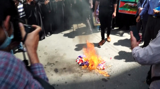 Irańscy demonstranci machają flagami Iranu i Palestyny ​​podczas protestu przeciwko toczącej się izraelskiej kampanii powietrznej w Gazie na Placu Palestyny ​​w centrum Teheranu. Podczas marszu doszło tez do spalenia flagi Stanów Zjednoczonych.