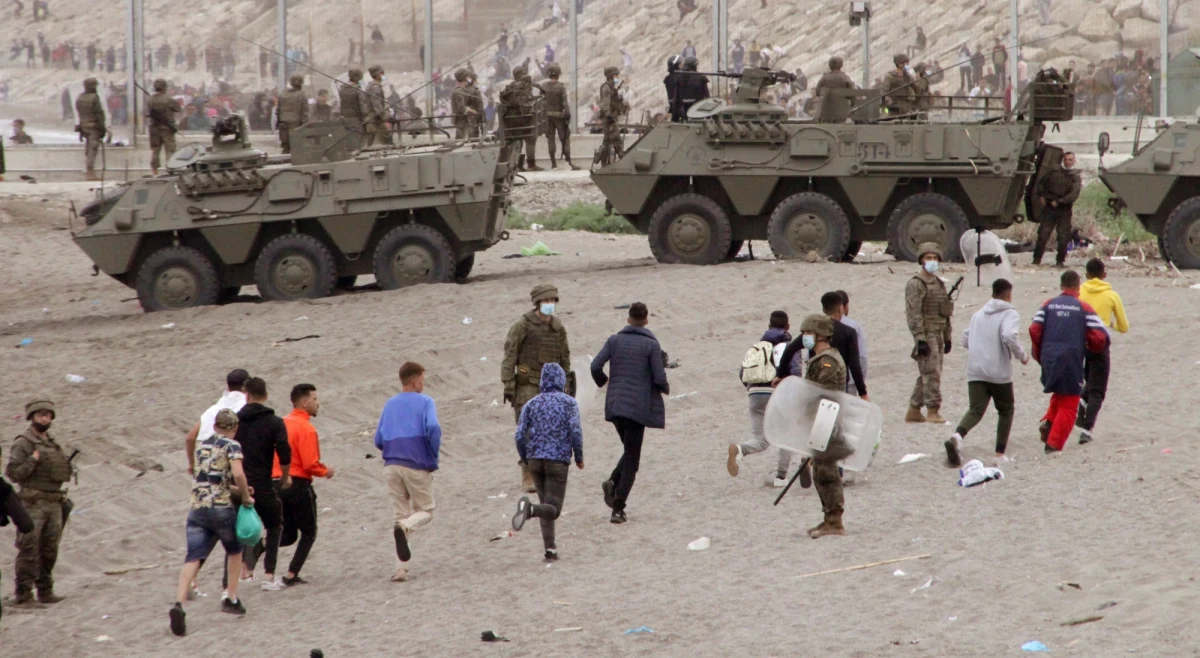 Do wtorku do Ceuty, położonej na północy Afryki hiszpańskiej enklawy, dopłynęło ok. 6 tys. migrantów z sąsiedniego Maroka - poinformował rząd Hiszpanii. Madryt i Rabat pozostają w konflikcie dyplomatycznym. Rząd Hiszpanii zdecydował o wysłaniu wojska do Ceuty.