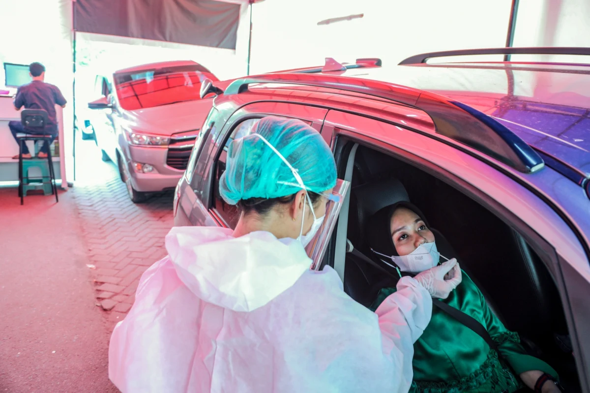 W środkowej Anglii rośnie liczba przypadków indyjskiej odmiany koronawirusa. Zwiększyła się także liczba przyjęć do szpitali. Na razie nie jest ona olbrzymia, ale obnaża trend, któremu powinni się przyjrzeć się antyszczepionkowcy. 