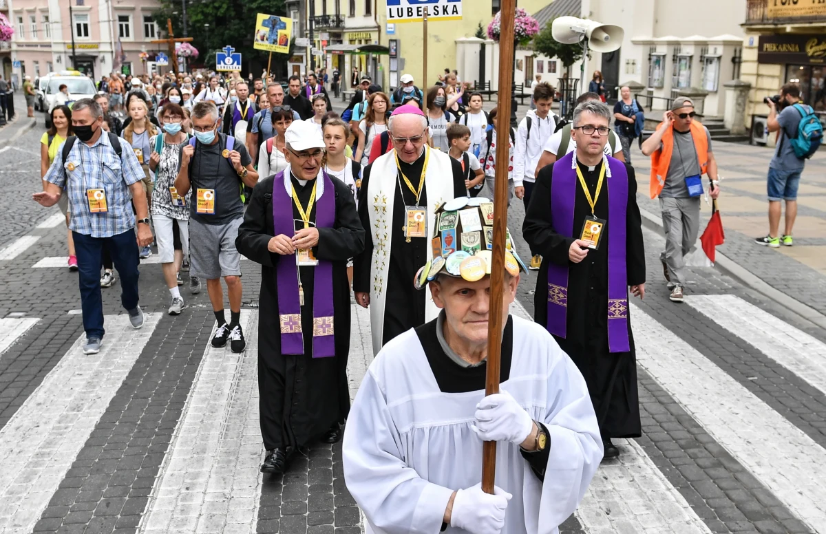 Główny Inspektor Sanitarny opublikował wytyczne dotyczące organizacji pielgrzymek w czasie epidemii Covid-19. Czytamy w nich m.in., że maksymalna liczba uczestników to 300 osób, nie licząc tych w pełni zaszczepionych.