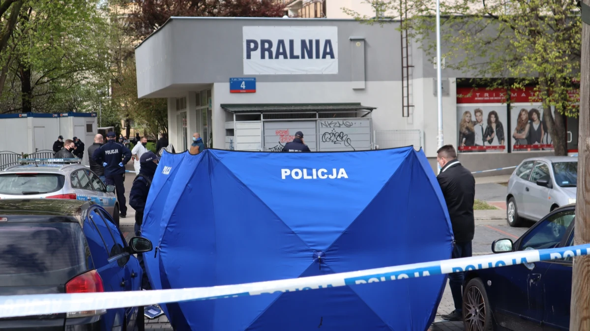 37-latek podejrzany o zamordowanie 73-letniego ojca w pralni na Gocławiu został przesłuchany przez prokuratora. Zarzucono mu dokonanie zabójstwa oraz napaść na dwóch funkcjonariuszy policji. Mężczyzna przyznał się do winy i złożył wyjaśnienia. Przesłuchanie odbyło się w szpitalu, gdzie mężczyzna przebywa od 7 maja.