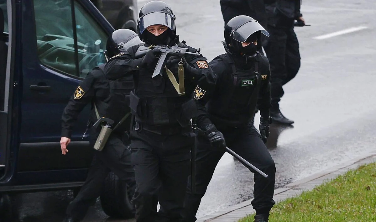 Redaktor naczelna TUT.by Maryna Zołatawa została po rewizji w swoim mieszkaniu zabrana przez funkcjonariuszy - prawdopodobnie na przesłuchanie. Rewizje odbyły się także w redakcji i mieszkaniach innych pracowników. Według władz chodzi o przestępstwa podatkowe.