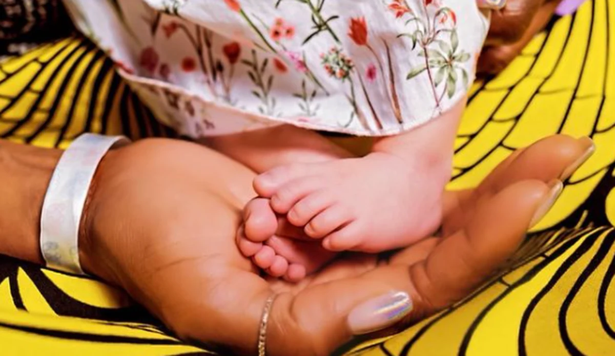 50-letnia supermodelka Naomi Campbell została matką. "Nie ma większej miłości" - napisała na Instagramie, dołączając zdjęcie stóp córki. 