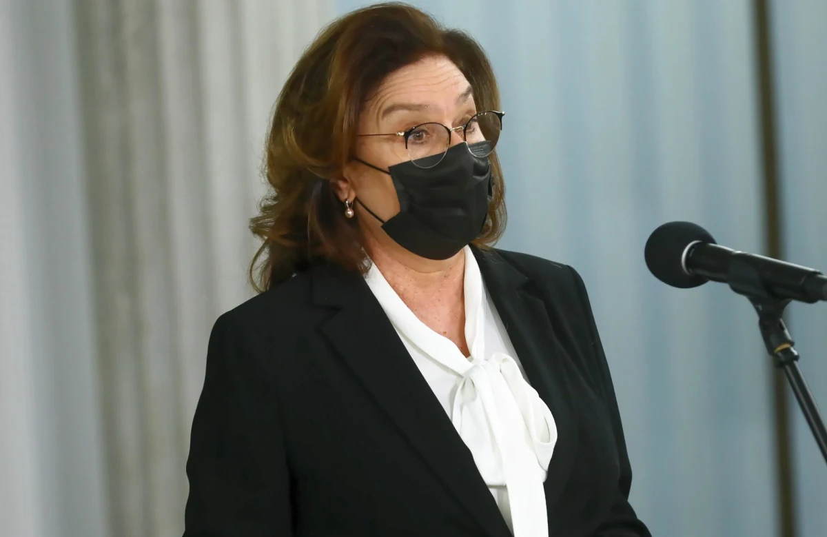 Musimy poprawić komunikacje między sobą i odbudować zaufanie, które w ostatnim okresie zostało osłabione - powiedziała dziennikarzom wicemarszałek Sejmu Małgorzata Kidawa-Błońska, wychodząc ze spotkania parlamentarzystów PO.