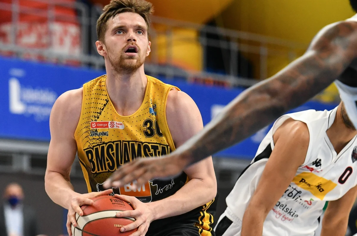 Mógł przebierać w ofertach transferowych, ale zdecydował, że zostanie w Ostrowie Wielkopolski. To przecież z Arged BM Slam Stalą wywalczył tytuł mistrza Polski. Został też najbardziej wartościowym zawodnikiem finałów Energa Basket Ligi. Znalazł się także w szerokiej kadrze na turniej kwalifikacyjny do igrzysk. Pracuje nad utrzymaniem formy, by znaleźć się w wąskim zespole i pojechać do Kowna. Jakub Garbacz opowiedział nam o m.in. o ligowych finałach i o sezonie reprezentacyjnym. Czy polski basket ma szansę po kilkudziesięciu latach zaistnieć na igrzyskach? O to wszystko Jakuba Garbacza pytał Paweł Pawłowski.