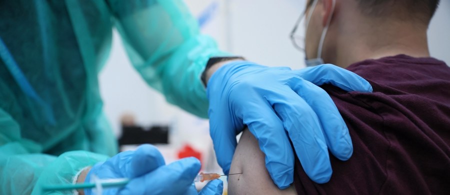 W Hiszpanii dopuszczone zostaną szczepienia przeciw Covid-19 mieszanymi preparatami. Pacjentom, którzy przyjęli już pierwszą dawkę preparatu  firmy AstraZeneca, może zostać podana dawka preparatu Pfizera. Ma to związek z obawami o bezpieczeństwo pierwszej z tych szczepionek. 