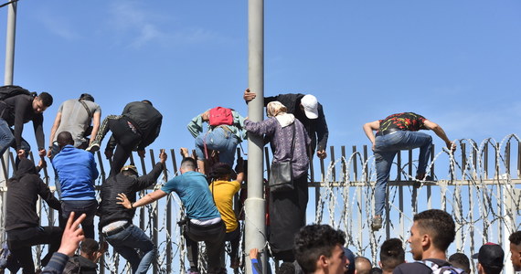 Ponad 10 tys. nielegalnych imigrantów z Maroka przedostało się w poniedziałek i we wtorek do hiszpańskiego miasta autonomicznego Ceuta w północnej Afryce, a marokańska fala imigracyjna zalewająca enklawę jest "doskonale zorganizowana" - poinformował dziennik "ABC", powołując się na "najbardziej wiarygodne źródła".