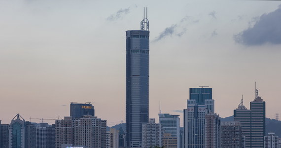 Panika na ulicach chińskiego miasta Shenzhen. Tysiące ludzi zaczęło uciekać po tym, jak wysoki na 300 metrów drapacz chmur zaczął się nagle… chwiać.