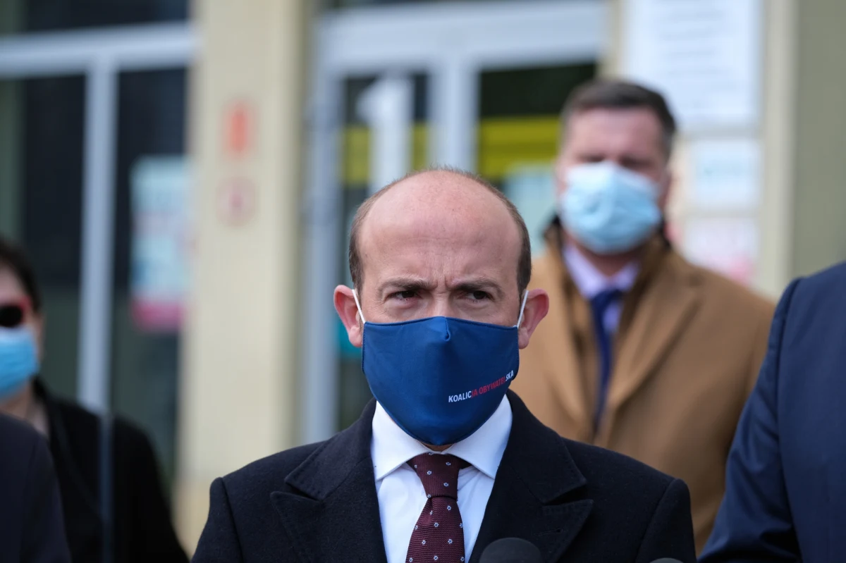 Nie ma szans na przywrócenie Ireneusza Rasia i Pawła Zalewskiego, sprawa jest zamknięta - to jedyny konkret, jakim podzielił się szef Platformy Obywatelskiej Borys Budka po nocno-wieczornym spotkaniu parlamentarzystów PO. Przełomu i trzęsienia ziemi nie było. Politycy spotkali się, bo w partii wrze po wyrzuceniu dwóch posłów, a także odejściu Róży Thun. 